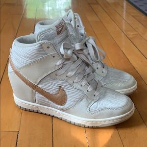 Nike Women sneaker size 7/ EUR 38